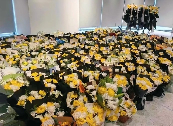 3月26日，张雪峰公司楼下摆满了鲜花