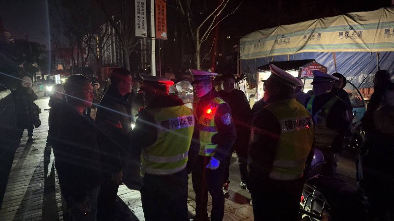 网友投稿：1月8日，景德镇市浮梁县湘湖镇，动用了全浮梁县的警察封路