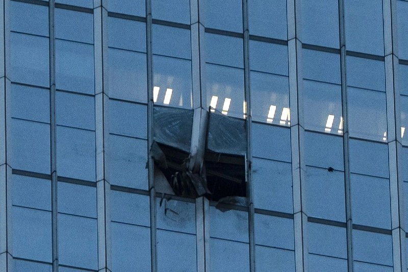 北京中国尊遭小型飞行器撞击事件后续:多家外媒称警方阻止拍摄，路透社记者在现场看到，大厦周边多条道路被警方封锁，附近有大量警车和消防车