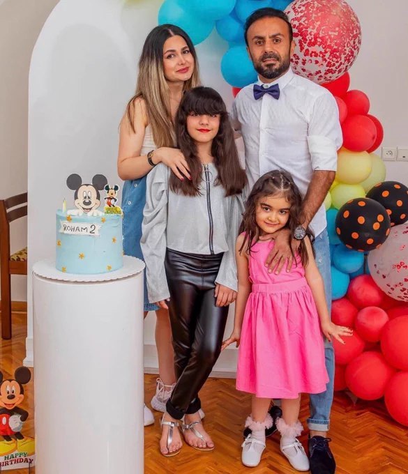 近日，去年夺得伊朗足球联赛冠军的大不里士拖拉机制造厂队（Tractor Sazi Tabriz）前中场球员莫杰塔巴·托尔希兹（Mojtaba Torshiz），将两个年幼的女儿托付给父母照看后，于当晚与妻子一同走上街头，参加支持“自由伊朗”的抗议活动