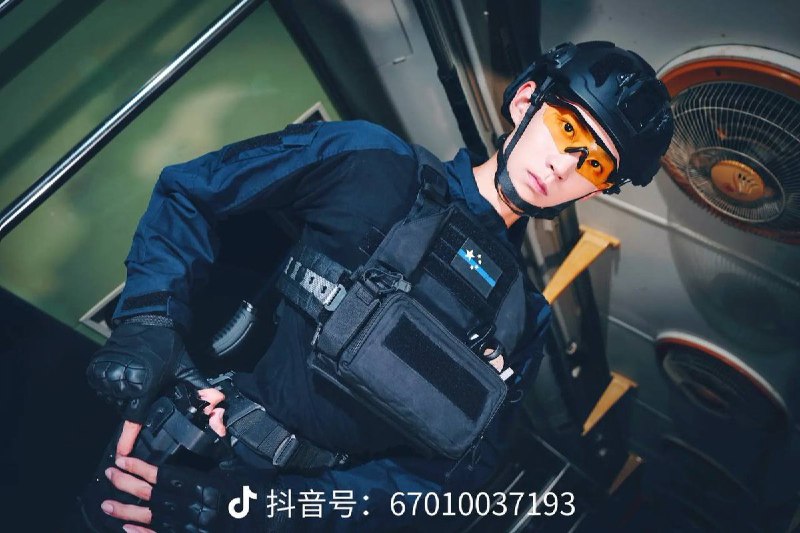 网友投稿：一位来自中国人民公安大学的学生发布的抖音图片，图片中该学生身着特警服饰，身上挂着各种警用装备，但胸前佩戴的国旗却格外引人注意，原本国旗样式应为红底+五颗黄色的五角星，而这位学生胸前佩戴的国旗样式却是黑底蓝色横线+五颗淡黄色的五角星，这一做法耐人寻味，该行为不仅严重违反《国旗法》甚至对国家对共党都有暗讽的滋味