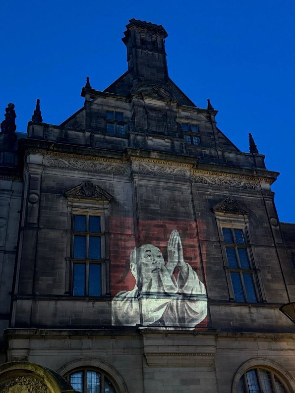 1月11日，英国谢菲尔德市政厅外，市政厅墙面被民众投影出“释放黎智英”的标语和海报