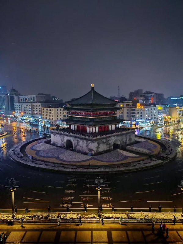 此刻，西安跨年夜现场钟楼关闭灯光，道路封锁，警察严阵以待