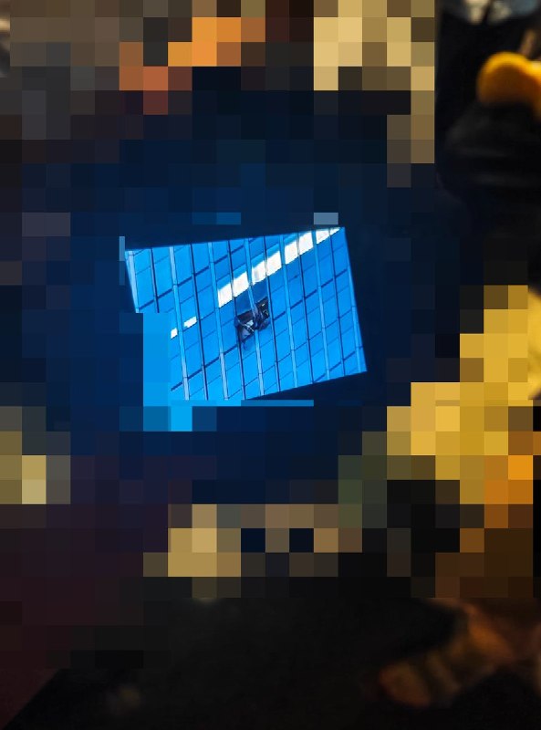 网友展示傍晚时拍摄的飞机撞击位置