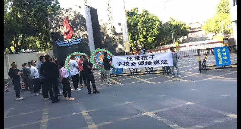 12月16日，广东化州实验中学一名学生发帖反映称，12日晚自习放学时，因班内部分同学吵闹，班主任决定让全班同学留堂