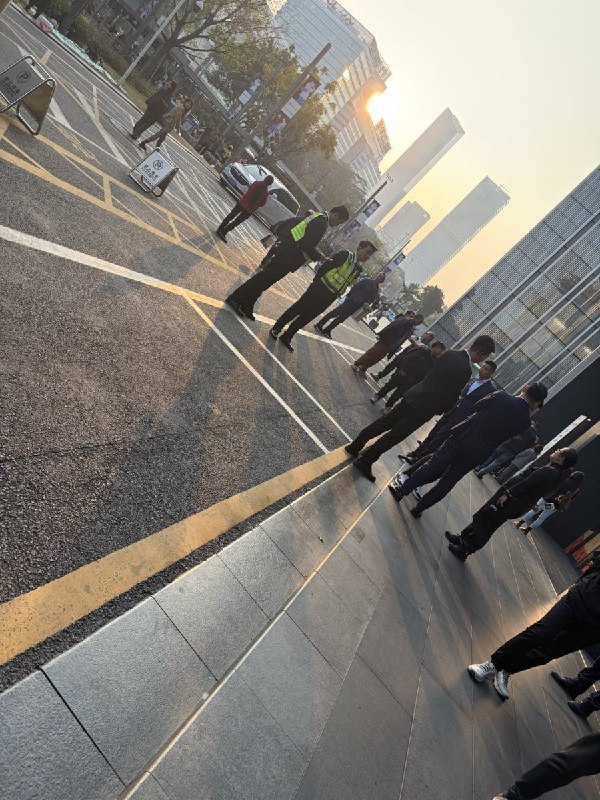 网友投稿：1月28日，深圳华润置地大厦门前，多名工人因企业拖欠薪资聚集讨要工资