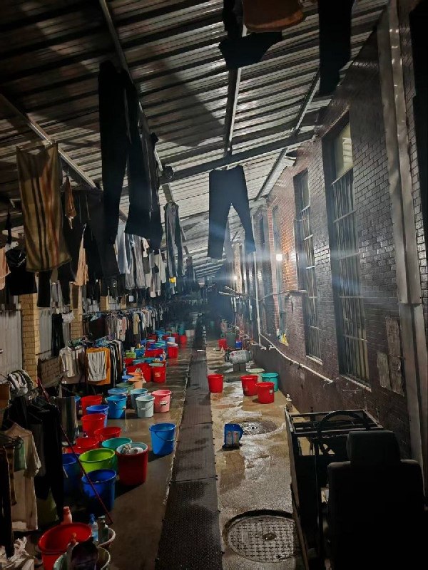 网友投稿：3月30日，广西平南县中学，有老师进入广西平南县中学宿舍巡查，拍下了宿舍的真实情况