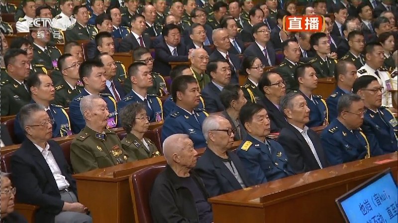 网友投稿：自己仅因在抖音一条包含“岿然不动”字样的视频评论区留言“读 kūi”，便被平台处以365天禁言处罚