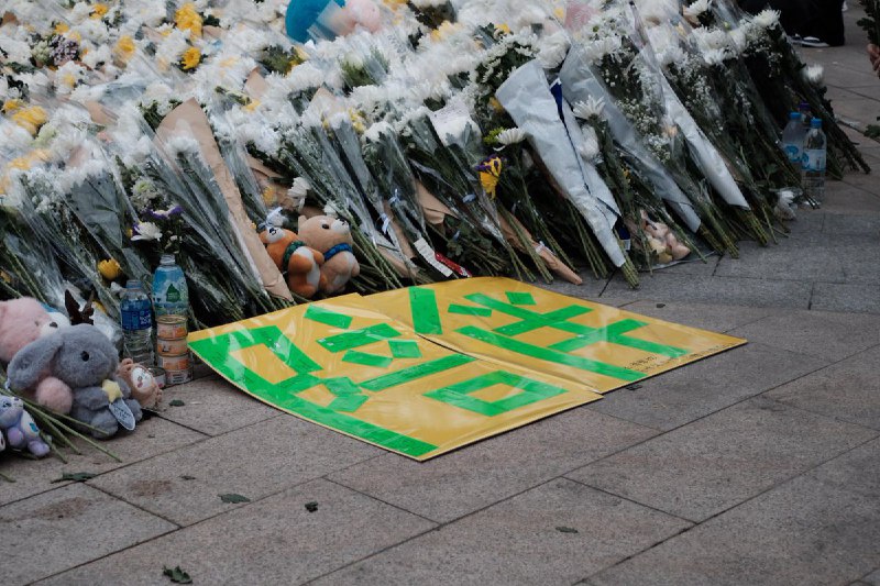 12月2日，香港大埔火灾遇难者头七，自走出地铁站的那一刻起，所有人好像都向着同一个目的地前行，前行的人跟着更前面的人，没有人会迷路