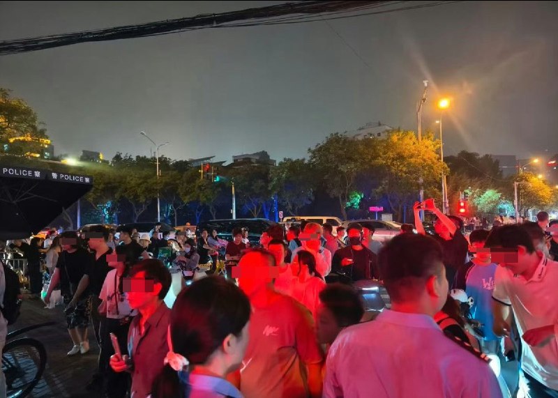 聚集在四季酒店外围观特朗普的北京民众查看原文📝 引用推文:刚刚，美国总统特朗普的车队抵达北京四季酒店查看引用原文