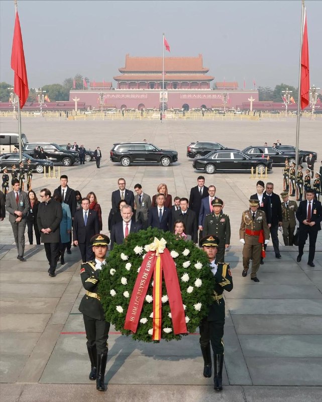 11月12日上午，西班牙国王费利佩六世前往天安门广场，向人民英雄纪念碑敬献花圈