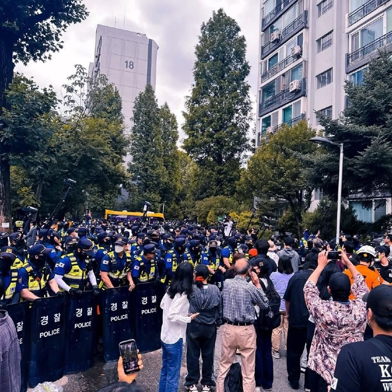 韩国全国地方选举涉嫌舞弊，爆发大规模韩国公民抗议6月3日，占领韩国首尔蚕室投票所的民众意外发现，投票箱内出现了被撕毁的选票