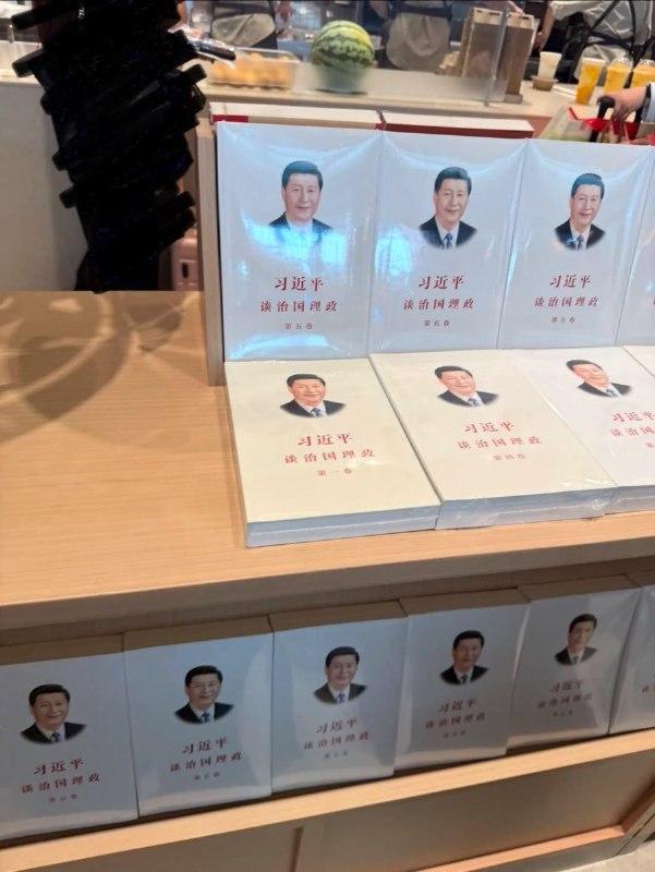 “习近平为奶茶行业指明方向”6月17日，安徽，某奶茶店整排陈列《习近平谈治国理政》