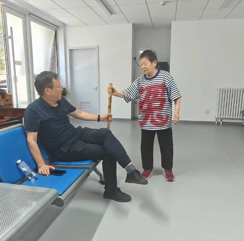 近日，陕西中国航天科技集团有限公司门前，一名坐在轮椅上的阿姨身穿印有“冤”字的T恤，在现场维权