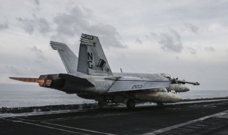 “打脸伊朗，美国司令部发布林肯号航母画面”3月26日，美国中央司令部发布了林肯号航母作业的画面