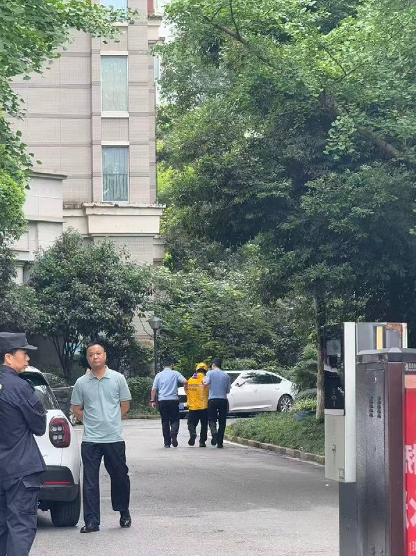 6月9日上午，重庆“山姆哥”虐狗事件抗议现场有外地的网友叫了美团外卖去现场 结果外卖员被警察带走查看原文📝 引用推文:此刻，重庆中海北滨，“山姆哥”事件抗议现场大量警力开始进场查看引用原文
