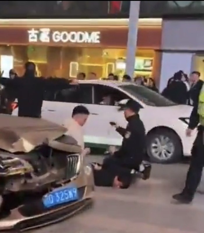 网友投稿：昨天重庆观音桥的撞人事件，官方通告说是司机疾病突发