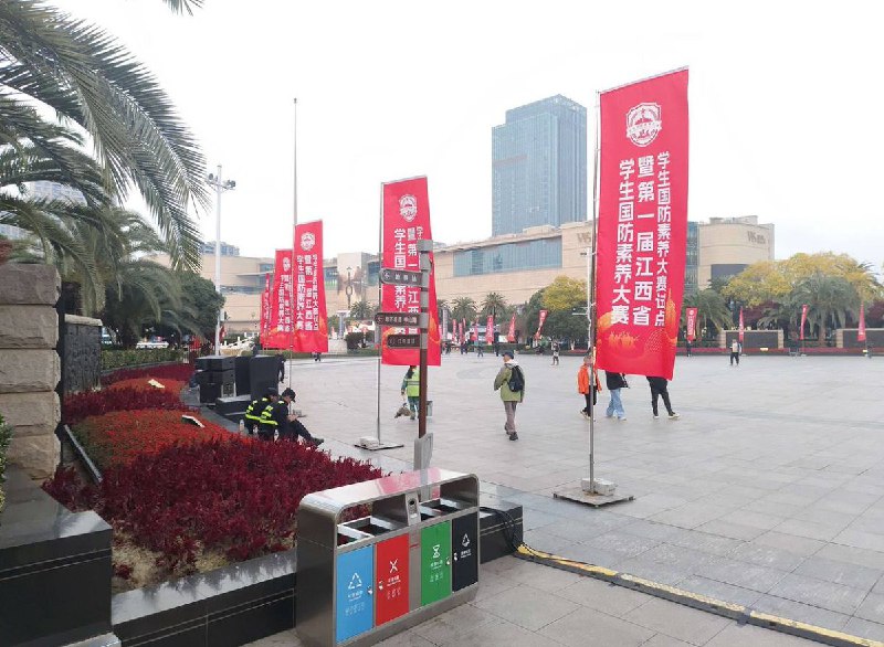 网友投稿：12月8日下午，江西南昌八一广场附近，以“国防素养大赛”为名部署了大规模警力，可以看到大片场地上遍地都是特警和便衣，游客寥寥无几