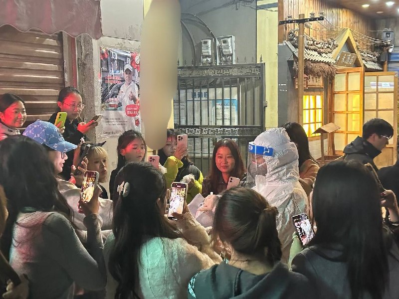 网友投稿：10月31日，陕西西安某万圣节活动场所附近，一位coser化身“大白”，手持棉签为来往行人“做核酸”