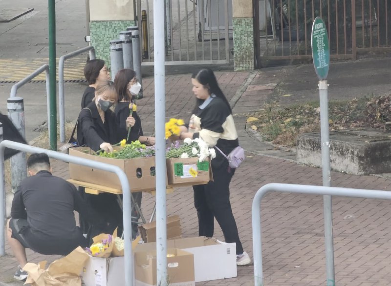 12月1日，香港火灾后，不少花店自发向香港市民无偿提供哀悼之花