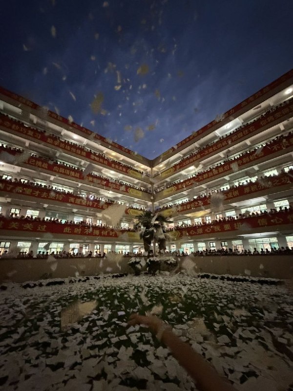 数不清写满学生心声的白纸从楼上倾泻而下查看原文📝 引用推文:网友投稿：5月29日，在学校高压管控之下，湖北省阳新县实验高中学生自发组织了“喊楼”