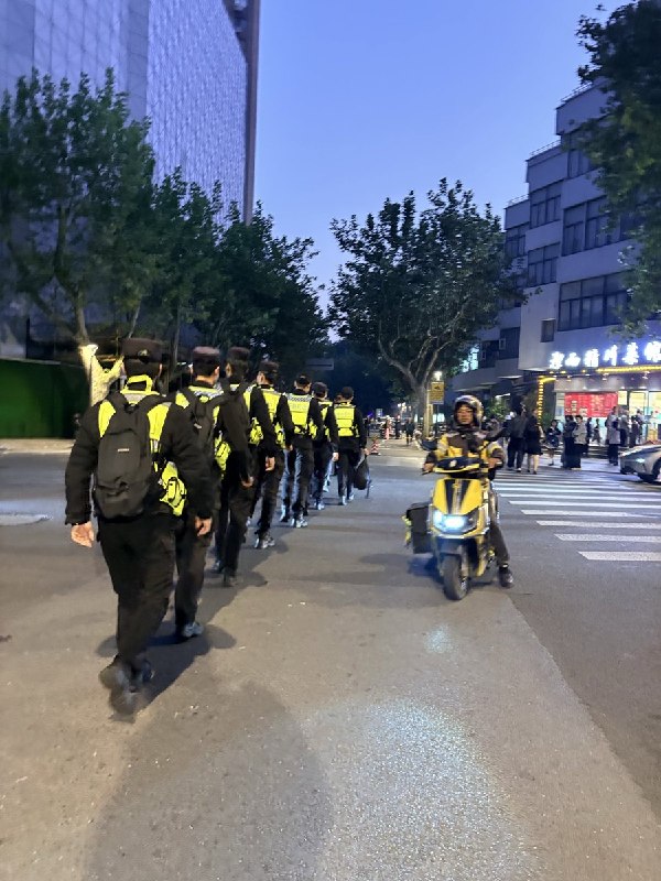 10月31日，万圣节期间，上海复兴公园出入口，有人cos警察列队前行