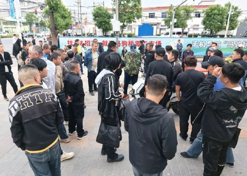 近日，《南方周末》刊发报道，记录了作者丛瑞安长期进入北京通州马驹桥零工市场打日结工的经历，揭示了日结劳动者的生存现状