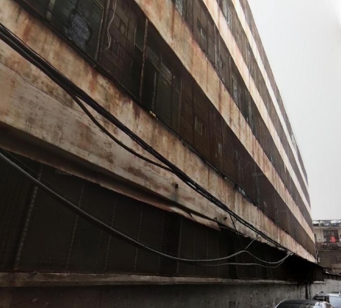 福建晋江鞋厂火灾造成28人死亡后，有网友通过百度地图历史街景发现，涉事厂房正面看起来较为正规，但背面却长期被铁网、铁皮和杂物封堵