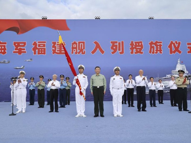 11月7日，据新华社消息，中国第一艘电磁弹射型航空母舰福建舰入列授旗仪式前日在海南三亚一个军港举行