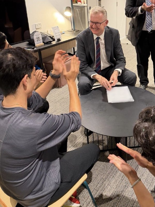 3月10日，澳大利亚内政部长亲自来到酒店，为5名伊朗球员签署了庇护文件