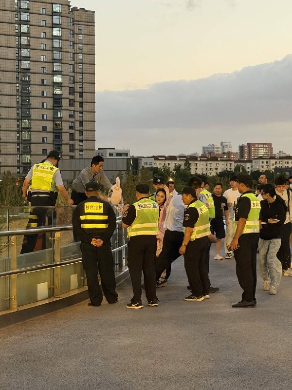 网友投稿：近日，上海杨浦区叠纸游戏公司楼下，一名女子到公司楼下维权并扬言跳楼，现场还洒下大量宣传单
