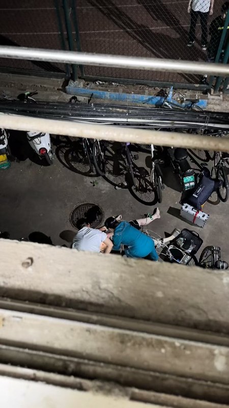 网友投稿：河南科技大学跳楼学生的更多细节有学生在小吃街买饭，听到家长维权大喊“河南科技大学，俺小孩死了学校不管不问”，而后家长被警察带走
