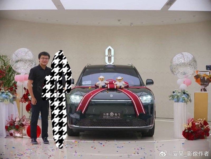 华为问界M9车主称失控撞车，客服答复“没有人员伤亡就无法对接领导”近日一网友在朋友圈与微博实名发帖称，他的问界M9在电量从20%降至19%时，自动从四驱切换为后驱，导致车辆漂移、车头撞毁