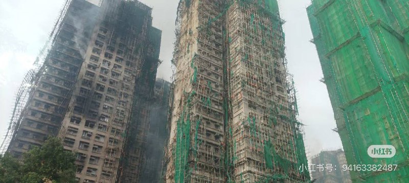 11月27日16时30分许，网友拍摄的现场画面显示，明火已基本扑灭，但从远处望去，仍有大量浓烟滚滚升腾，现场复燃风险尚未完全排除