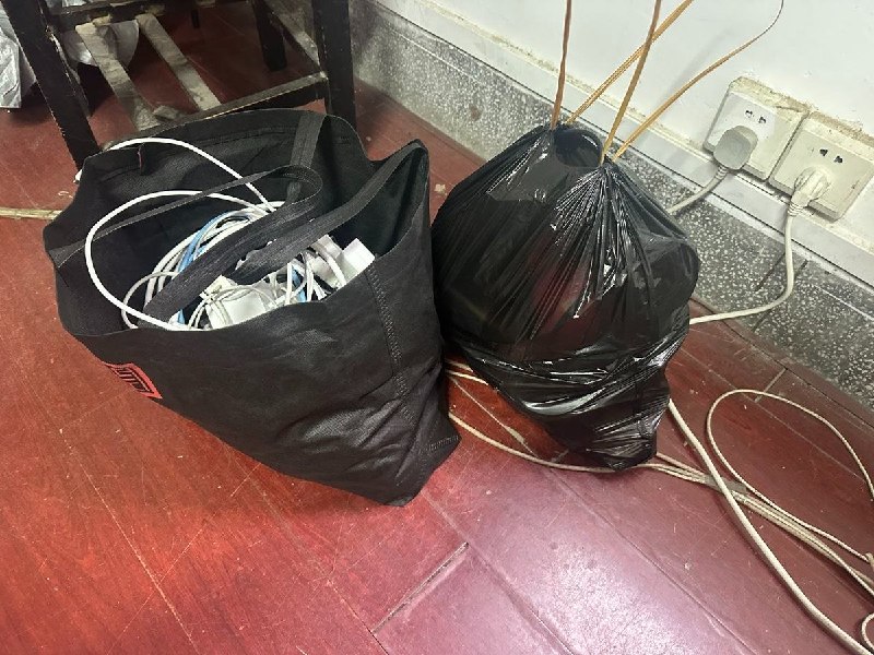 网友投稿:4月27日，湖北省武汉市，武昌工学院智能制造学院辅导员在检查男生宿舍过程中，未经学生同意，收走了多名学生的个人物品，包括手机充电器、电脑电源适配器及鼠标等