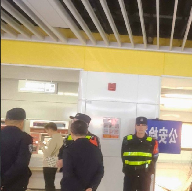 网友投稿：12月8日下午6点左右，八一广场地铁站被封锁，大批警务人员在此值班看守