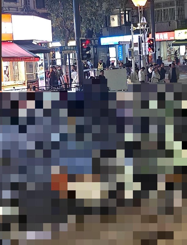 网友投稿此时此刻，红星路周围，至少30名便衣人员分布巡查