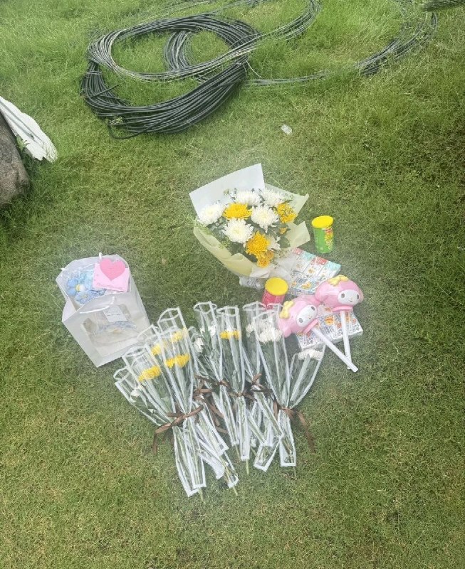 6月22日，广德建桥康复医院附近，网友反映现场鲜花已被清理，人群也被疏散，并设置了警示牌