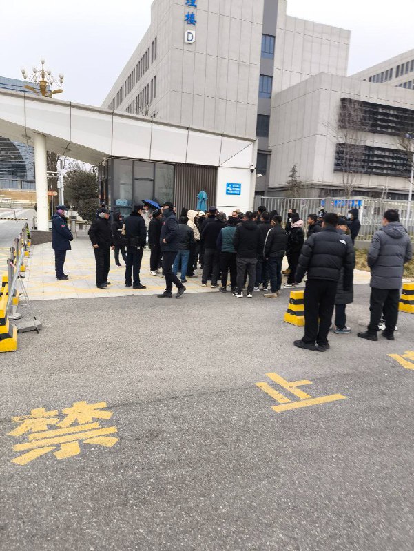 网友投稿：临近年关，陕西工业职业技术大学经开校区门口聚集了大量工人，索要此前参与新校区建设工程的相关工程款