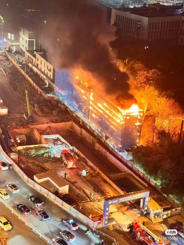 1月10日，湖南省长沙市，天心区香樟路附近一栋建筑发生火灾，火势借助外部脚手架迅速蔓延，进而波及整栋大楼