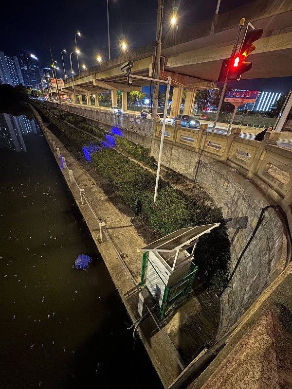 网友投稿位于上海沪松公路旁的河道处，尽管桥下最底层道路无法通行，整条河仍设满了监控设备