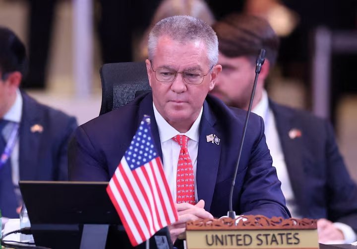 美国高级外交官称，对台军售不取决于中国美国国务院东亚事务高官 Michael DeSombre 在众议院听证会上确认，正在审查中的约140亿美元对台军售案，不取决于美中谈判，也不取决于北京态度此前特朗普曾称这批对台武器是和中国谈判的“筹码”，并称相关决定“取决于中国”，引发台湾和美国国会担忧因为按照美国对台湾的“六项保证”，美国没有同意就对台军售事先咨询北京这次听证会上，国会议员追问：对台军售是否不应受北京影响？DeSombre 回答：“Correct”他还表示，“六项保证”仍然指导美国政策查看原文📝 引用推文:刚刚，美国暂停140亿对台军售