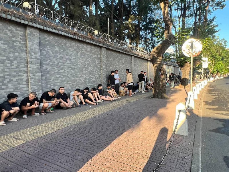 面对大量中国人滞留在中国大使馆门口的情况 有美国博主也看不下去了，呼吁北京接自己的人民回家