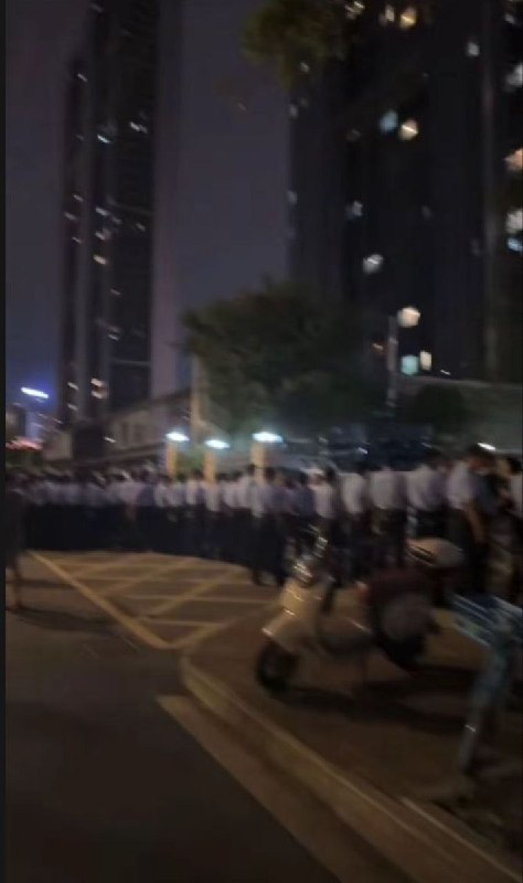 近日，武汉武昌核心区爆发群体抗议：2亿危废实验室建在居民楼旁，全网封锁“失联”​湖北武汉武昌区公正路周边爆发大批居民集体维权行动