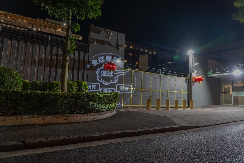 4月9日，“中国行动” 在中国驻悉尼总领事馆的投影：全过程民主 “没有”，“没有”，“没有”  “通过”查看原文📝 引用推文:4月9日，“中国行动”@china_action在中国驻悉尼总领事馆发起投影行动，使馆工作人员使用强光手电筒照射车内人员，并朝车辆吐口水