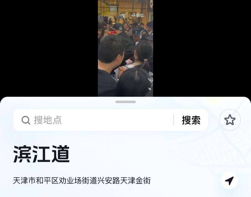 10月31日，万圣节期间，天津和平区，有人cos美国总统特朗普，遭到警察盘问