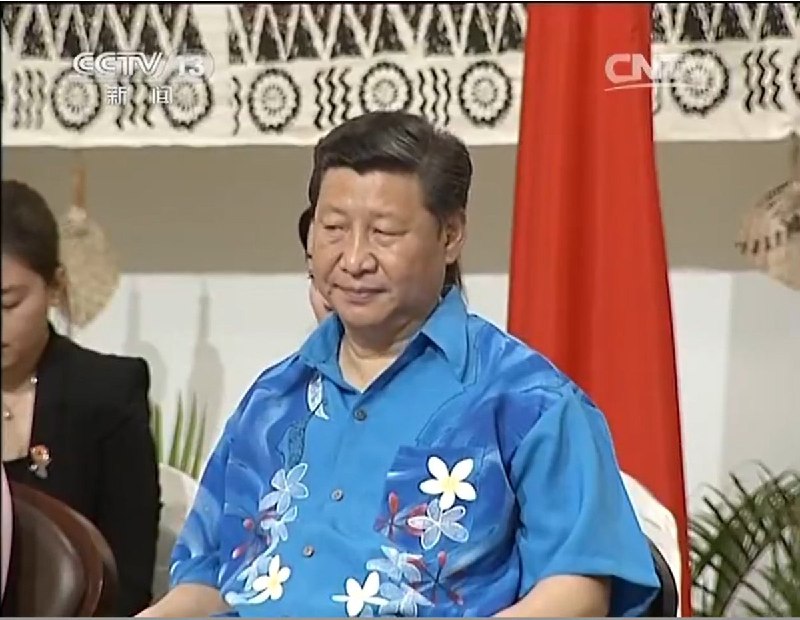 7月23日，一段习近平身穿蓝色花衬衫、端碗饮用当地饮品的视频再次在网络流传