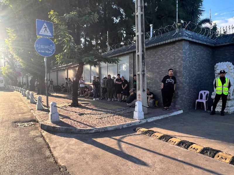 面对大量中国人滞留在中国大使馆门口的情况 有美国博主也看不下去了，呼吁北京接自己的人民回家