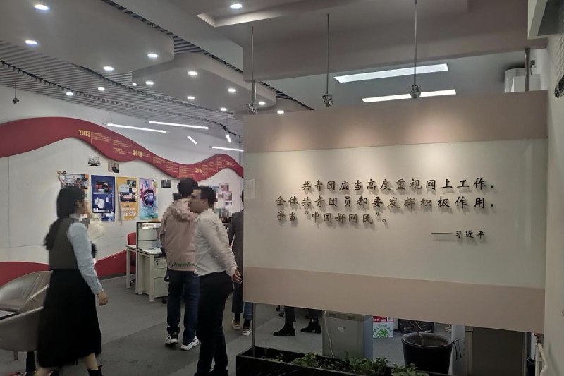 网友投稿：位于北京某地的共青团舆情管理中心内部照片流出，分工明确，每个工位背后还有庞大的三级外包团队查看原文网友投稿：位于北京某地的共青团舆情管理中心内部照片流出，分工明确，每个工位背后还有庞大的三级外包团队查看原文