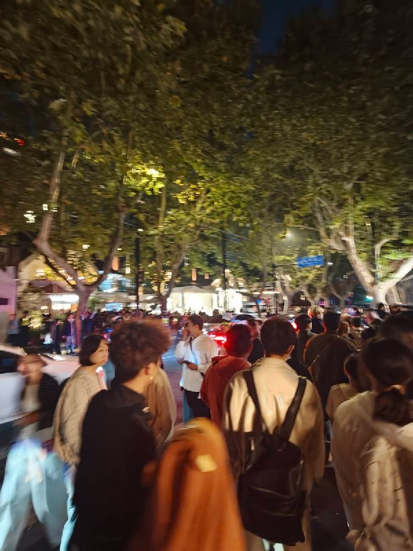 10月31日，上海万圣节街头，路边可见多辆亮着警灯的车辆